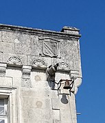 Blason des Normand de La Tranchade sur l'aile ouest.