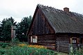 Polski: Skansen, dom z kapliczką. csb: Skansen, chëcz z kaplëczką.