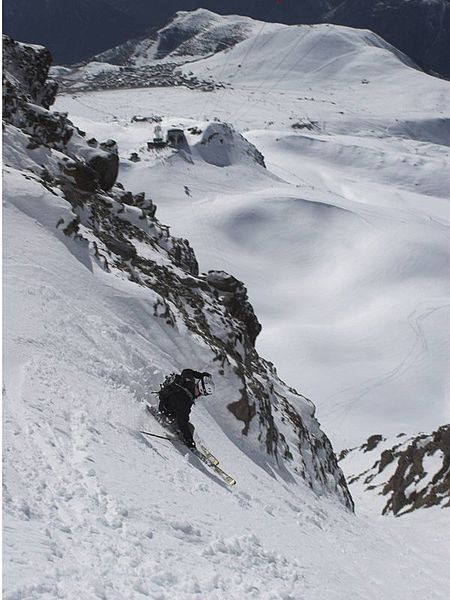 Skiing the Couloir des cheminées de Mâcle above Alpe d'Huez resort