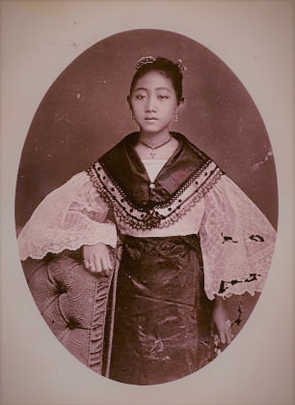 A Filipina Chinese maiden wearing the Maria Clara gown called Traje de Mestiza, dated 4 November 1913.