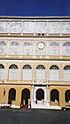 Cour Saint-Damase, cour d'honneur du Palais apostolique au Vatican, au moment du changement de service de la Garde suisse pontificale (façade Nord - Palais de Grégoire XIII).