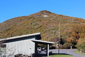 Uitzicht op Craggy Pinnacle vanuit het bezoekerscentrum van Craggy Gardens.