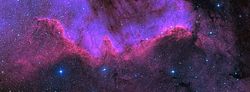 Cygnus Wall (část mlhoviny Severní Amerika). Složený snímek v nepravých barvách. Autor: Ken Crawford.