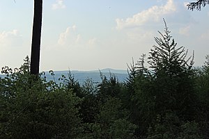 Utsikt fra Plattenweg i Kaufunger-skogen nær Hann.  Münden mot nordvest til Staufenberg i Reinhardswald, 15 km unna