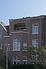 Blok van vier herenhuizen behorende tot de voorname woonhuizen voor de gegoede burgerij. Plastische gevelcompositie en een rijke detaillering van het metselwerk zoals kenmerkend is voor de expressionistische stijl van de Amsterdamse School.