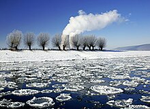 Kernkraftwerk Grohnde im Hintergrund über die Weser gesehen, Januar 2010