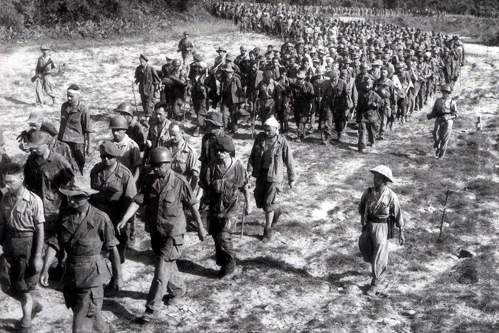 معركة «ديان بيان فو» : هكذا انتصر الفييتناميون على الفرنسيين 1024px-Dien_Bien_Phu_1954_French_prisoners