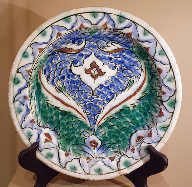 File:Dish with a spray of two saz leaves and scale pattern, Turkey, Iznik, 17th century AD, composite body, underglaze-painted - Huntington Museum of Art - DSC05018.JPG