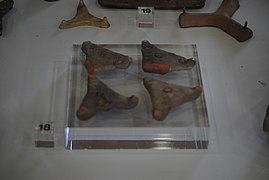 Distanziatori per recipienti aperti (zampe di gallo). Su di essi sono incisi dei marchi che probabilmente indicavano l'appartenenza ad una determinata bottega.