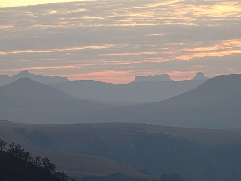 File:Drakensbergen from The Cavern 06.jpg