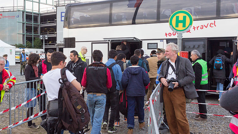 File:Drehscheibe Köln-Bonn Airport - Ankunft Flüchtlinge 5. Oktober 2015-0488.jpg