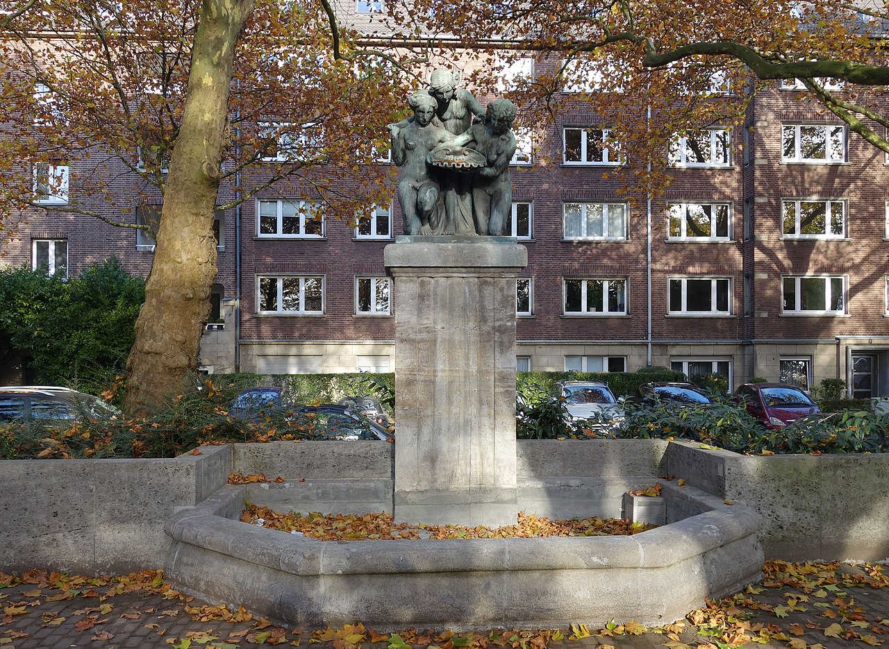 Dreimädel-Brunnen von Leon Lauffs, Reeser Platz, Düsseldorf, 2019.jpg