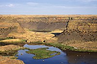 Meseta con paredes empinadas de una antigua cascada sobre un río