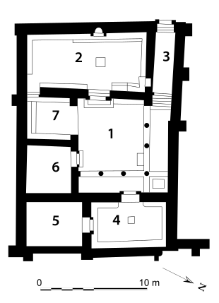 Pianta che mostra la disposizione delle stanze nell'edificio rettangolare.