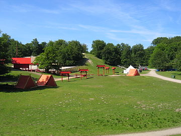 Ulvedalene. De tenten en opbouw zijn onderdeel van een theaterproductie.