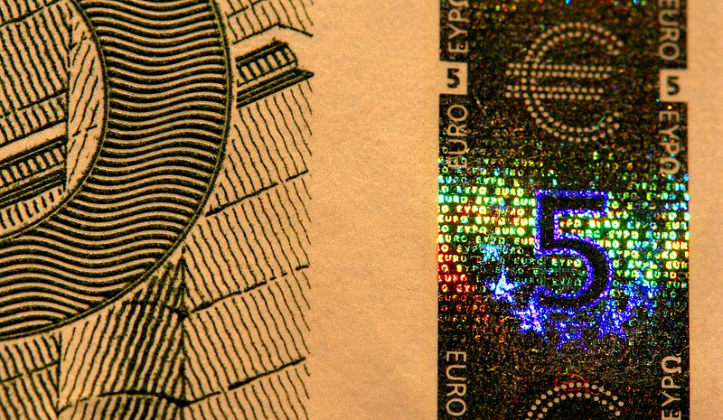 File:EUR 5 holographic band.jpg