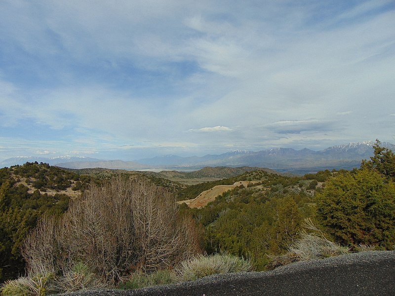 File:East from Dividend Road (about mm 1.2) in Utah County, Utah, May 16.jpg