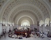 Verhoogd restaurantplatform in de wachtkamer van de Grote Zaal toegevoegd als onderdeel van een grootschalige renovatie van Union Station, Washington, DC LCCN2011633251.tif