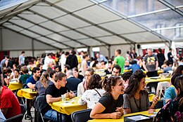 Foto de la zona de juegos de la carpa durante la quinta edición del Brussels Games Festival donde todos pueden venir libremente y jugar juegos puestos a disposición de todos.