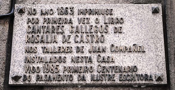 Placa en la fachada del edificio, en conmemoración del primer centenario de su muerte.