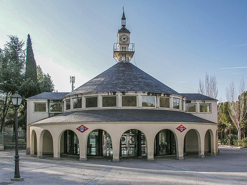 File:Estación de Metro de Lago 02.jpg