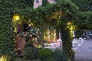 English: Blue hour at Evangelische Akademie Tutzing. View through the pergola. Deutsch: Abendstimmung an der Evangelischen Akademie in Tutzing. Blick durch den Laubengang auf eine Sitzgruppe.