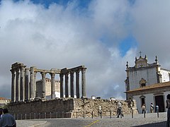 La iglesia y el templo romano