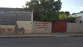 Murales promozionale di FMC a Cienfuegos. Si legge: "Donne cubane: unite, ferme e impegnate".