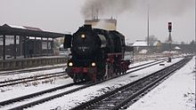 52 8195 rangiert während einer Sonderzugfahrt im Bahnhof Hersbruck (rechts Pegnitz)