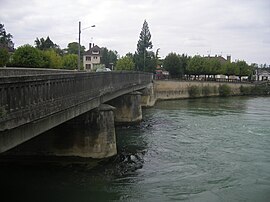 Jembatan di atas Aube di Arcis-sur-Aube