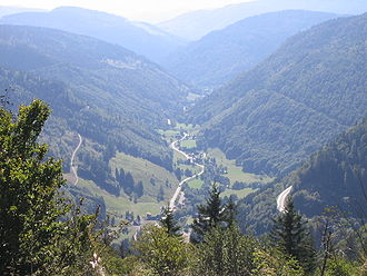 Blick vom Feldberg nach Brandenberg-Fahl. Rechts erkennt man die Passstraße.