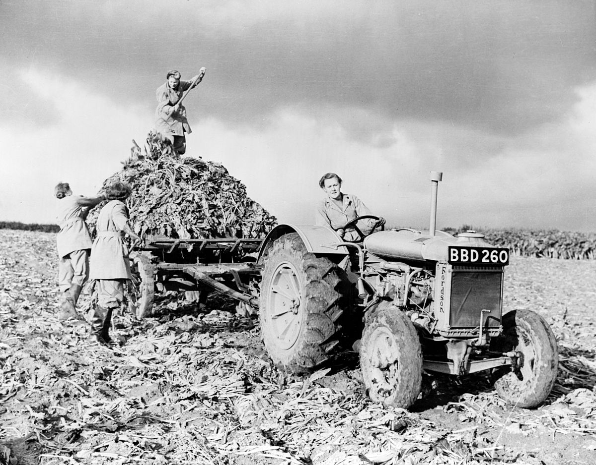 1200px Fordson_tractor_with_members_of_British_Women%27s_Land_Army_1940s