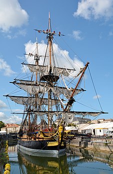 L'Hermione, trois-mâts carré, réplique du navire de guerre français éponyme de 1779. (définition réelle 3 832 × 5 897)