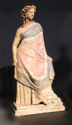 Greek figurine of a beautifully dressed young woman, 3rd of 2nd century BC, terracotta with kaolin and traces of polychromy, Liebieghaus, Frankfurt, Germany[10]
