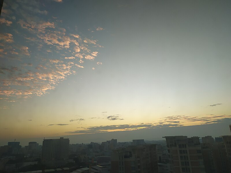 File:GD 廣東 Guangdong 汕頭猛獅凱萊酒店 Shantou Menshine Gloria Plaza Hotel room window view 早晨 morning sunset December 2023 Red7 06.jpg