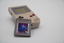 Un Game Boy e una cartuccia di Tetris.