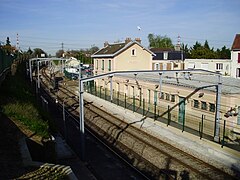 Face nord-ouest du bâtiment voyageurs vu depuis le pont au-dessus des voies