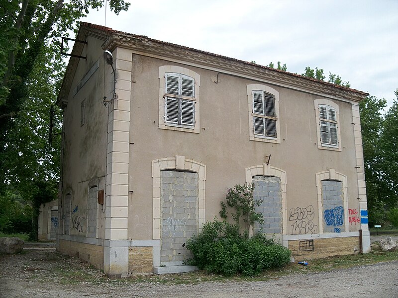 File:Gare de Sarrians 1.JPG