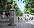 English: Statue of King George II (by John Cheere, erected 1751) in the Royal Square, St. Helier, Jersey - freshly regilded 2010 Normaund: La Pithamide au Vièr Marchi, Saint Hélyi, Jèrri - èrdouothée en 2010