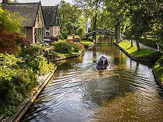 <span class="mw-page-title-main">Giethoorn</span> Village in Overijssel, Netherlands