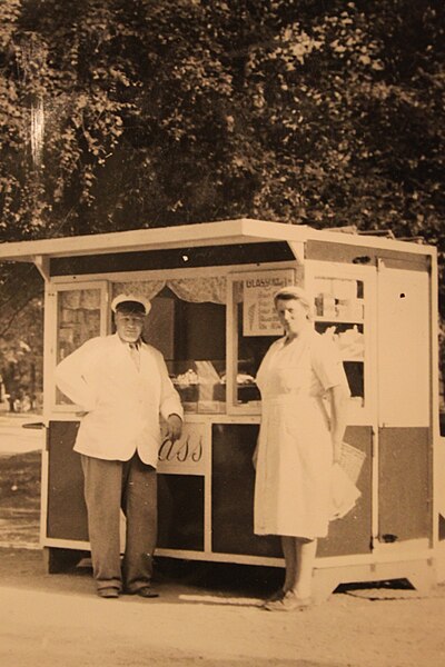 File:Glasskiosken i folkparken med innehavarna Harry och Elisabeth Olsson.40-tal.JPG