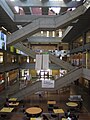 Quatren estatge de l'atri de Gould Hall, College of Architecture and Urban Planning, a l'Universitat de Washington