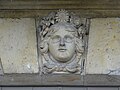 Mascaron sur l'encadrement d’une fenêtre.