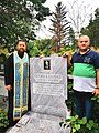 Protojerej Slađan Vasić i Evgenijev brat Aleksandar na njegovom grobu u Sofiji, 2020. godine