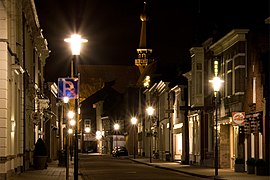 Grotestraat, met op de achtergrond de Kerk aan de Haven (Waalwijk-Centrum)