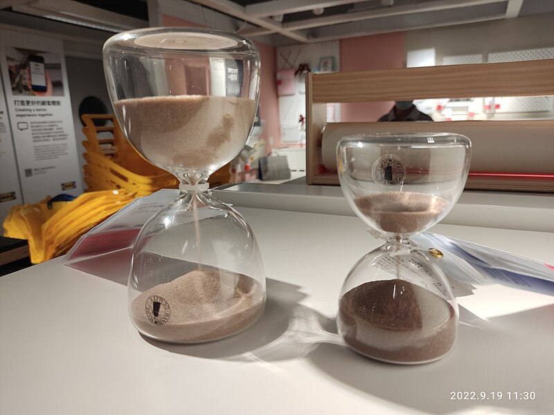 File:HK CWB 銅鑼灣 Causeway Bay 柏寧酒店 Park Lane Hotel basement 宜家家居 IKEA shop 透明玻璃 沙粒 漏斗 sand hourglass September 2022 Px3 01.jpg