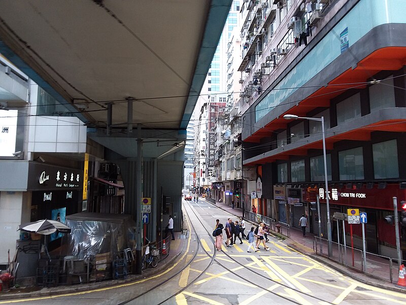 File:HK tram tour view CWB 銅鑼灣 Causeway Bay 軒尼詩道 Hennessy Road footbridge July 2019 SSG 03.jpg