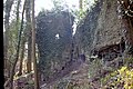 Halbschalenturm von Außen unterhalb der Burgmauerreste