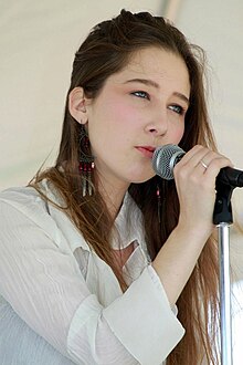 Heather Youmans, San Diego, California'daki 2011 Relay For Life'da şarkı söylüyor.