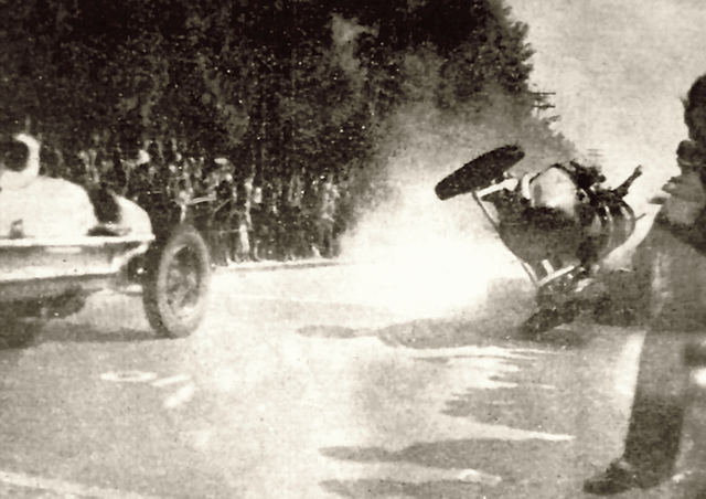 Photographie des années 1930 représentant un véhicule de course en plein accident, roulant sur deux roues.